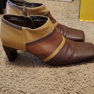 Women brown bootshoes
